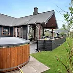 5 Bedroom Stunning In Feriehus Grenå