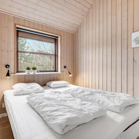 5 Bedroom Stunning In Vakantiehuis Grenå