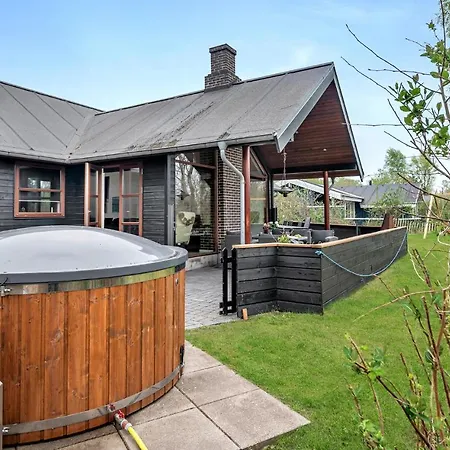5 Bedroom Stunning In Vakantiehuis Grenå