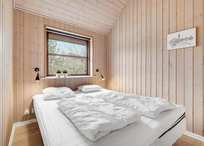 5 Bedroom Stunning In Сasa de vacaciones Grenå